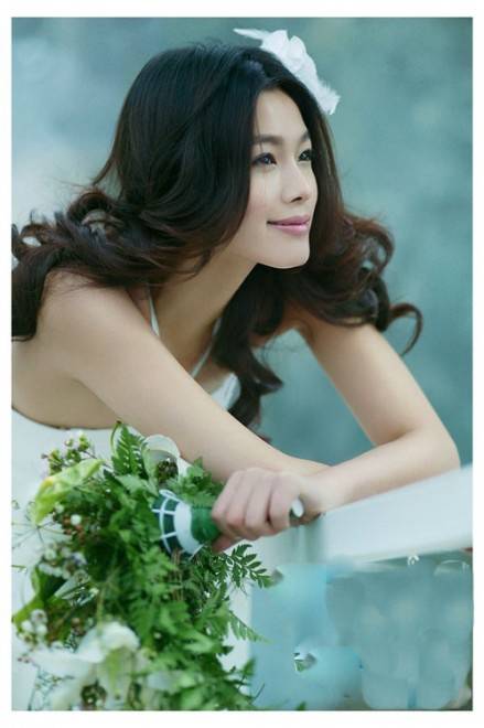 于娜白色个性婚纱大片展优雅身姿