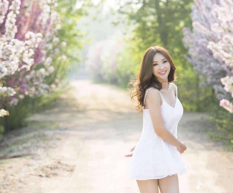 柳岩深V白裙大秀性感身姿