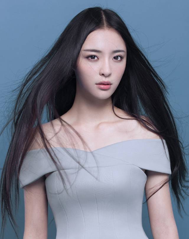 李莎�子微露性感锁骨迷人写真