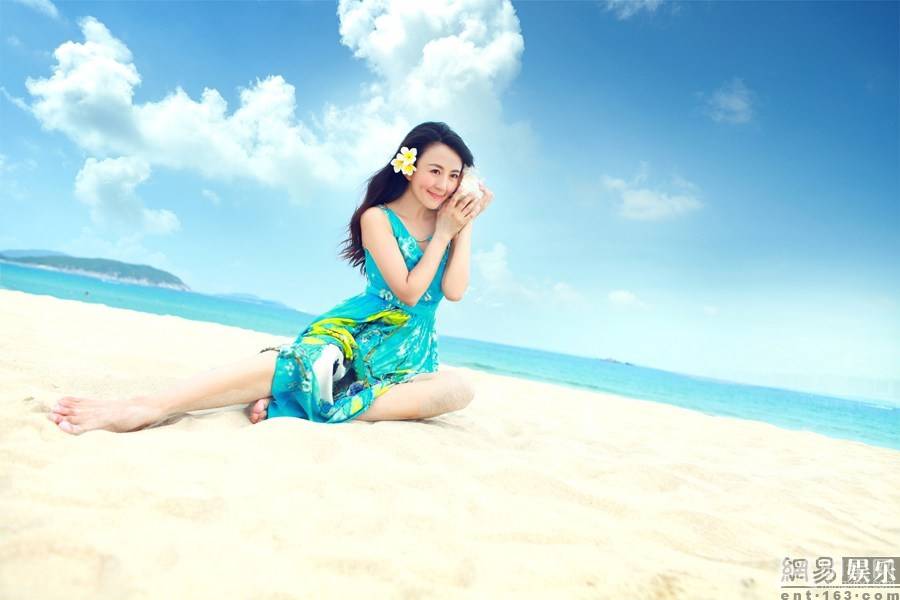 杨童舒海滩写真演绎熟女风情