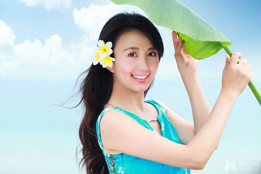 杨童舒海滩写真演绎熟女风情