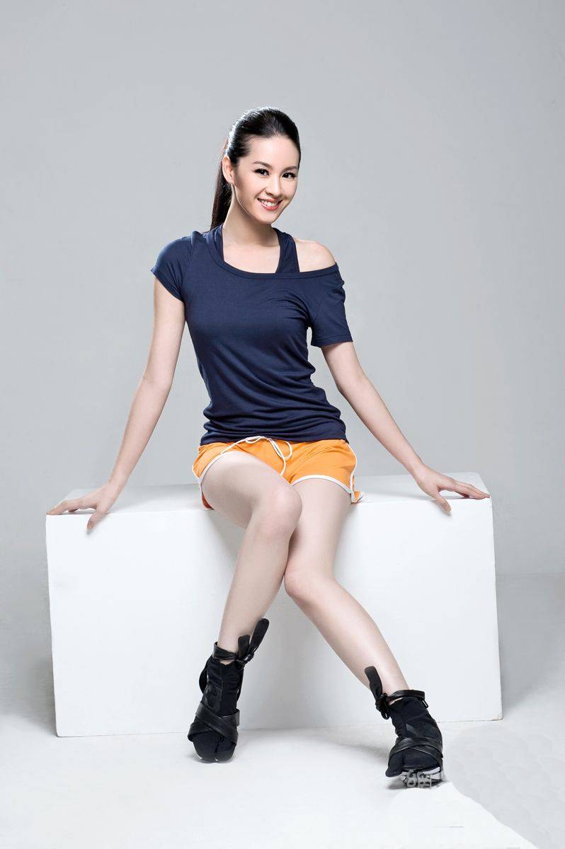 可爱美女曾恺�性感长腿诱惑写真