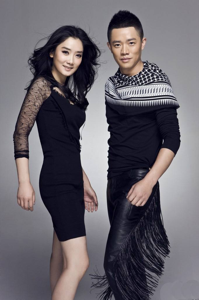 凤凰传奇复古混搭风写真