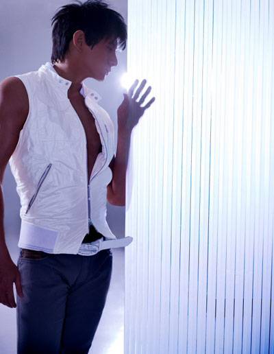 帅气男星吴奇隆运动大片秀胸肌
