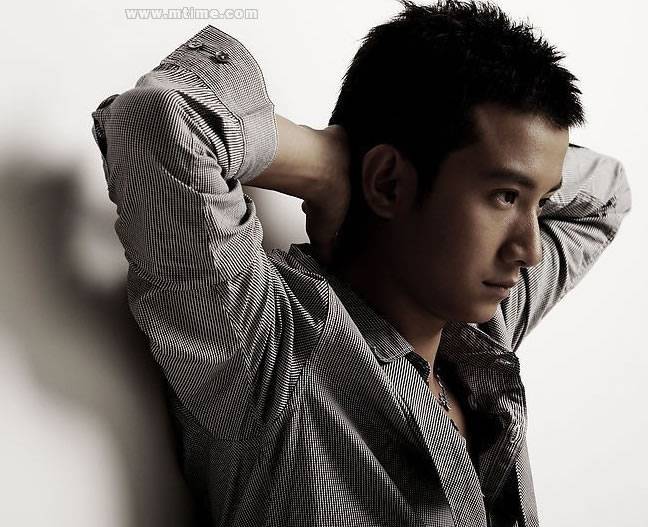 演员文章帅气写真尽显魅力一面