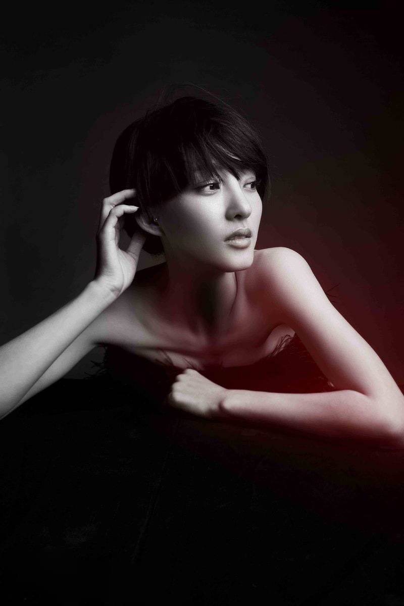 美女王丽坤短发黑白写真诠释伤感