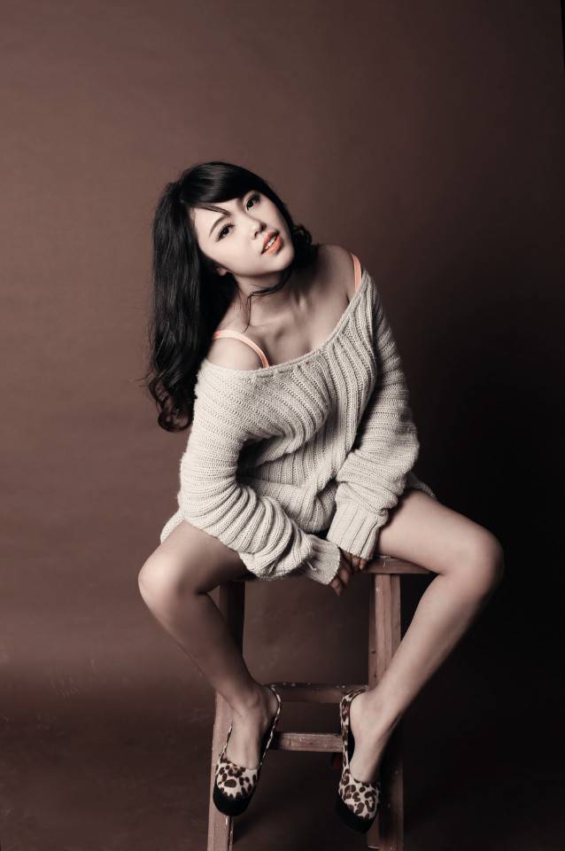 毛衣美女简约时尚单色调美拍图