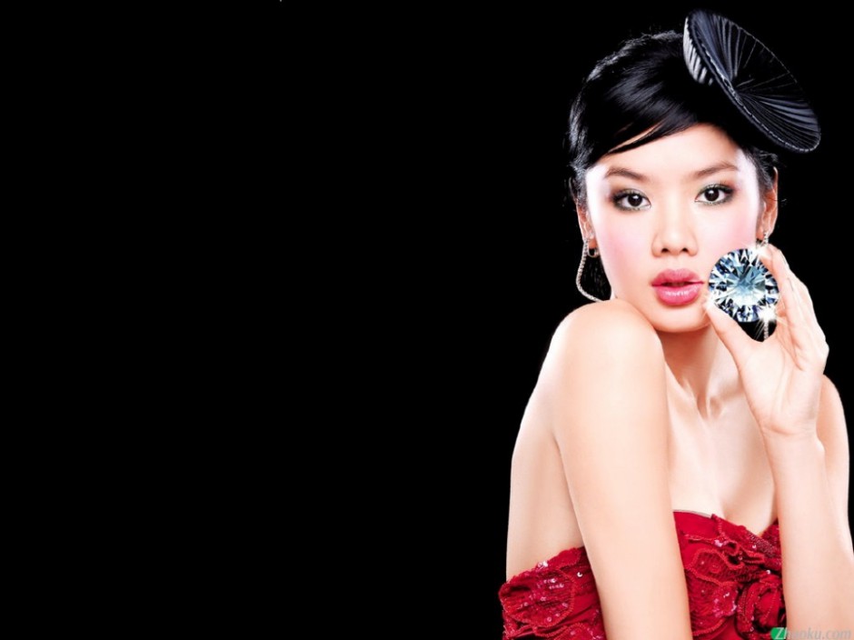 名模乐基儿浓妆艳抹个性写真妖艳无比