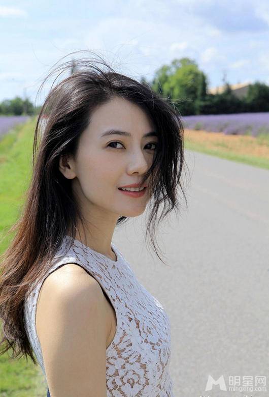 高圆圆在薰衣草花海展现自信甜美写真