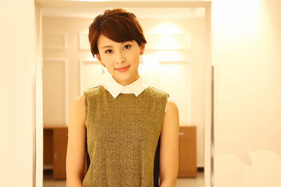 贾青时尚甜美写真彰显女王气质