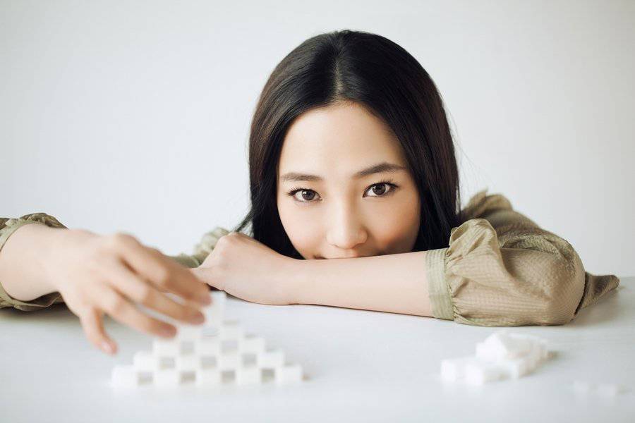 白百何封面写真显清新慵懒