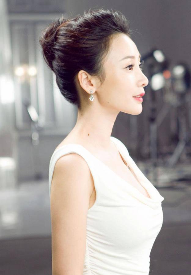 美女明星柳岩抹胸薄纱时尚写真