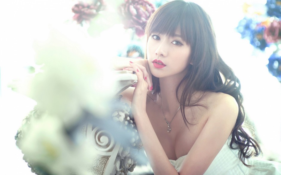 甜美教主王秋紫性感红唇动人美照