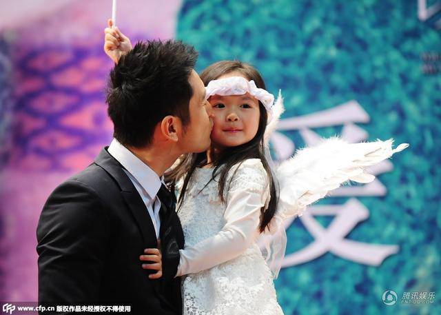 黄晓明宣传片场与小天使学生互动