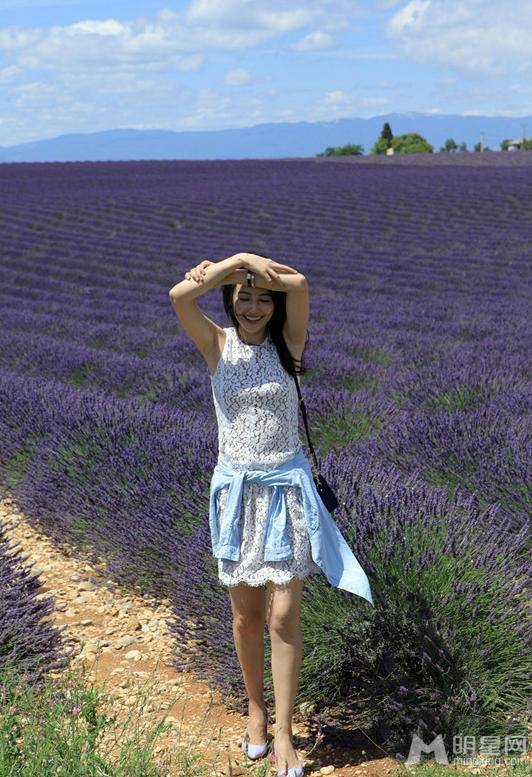 高圆圆在薰衣草花海展现自信甜美写真