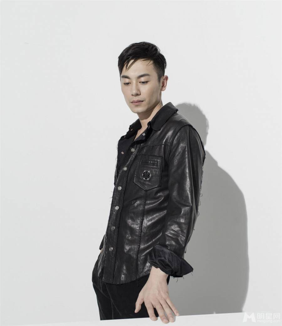 帅气明星朱亚文时尚写真魅力四射
