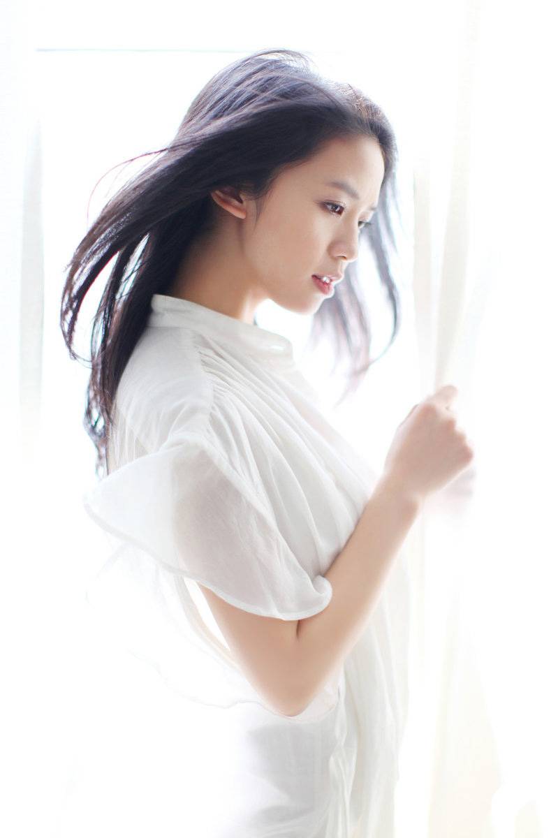 黄英发宣传照一身白衫如落尘天仙