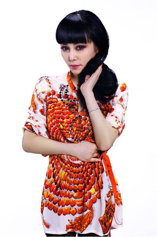 石梅时尚写真修长眼线妩媚动人