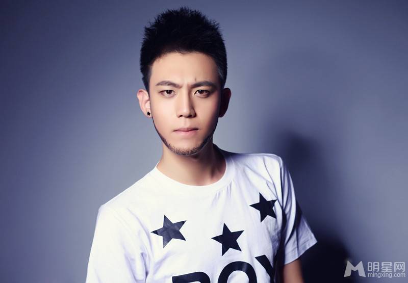帅气男星陈希郡络腮胡尽显男性风范