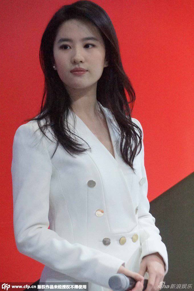 气质美女刘亦菲职业装出席活动现场