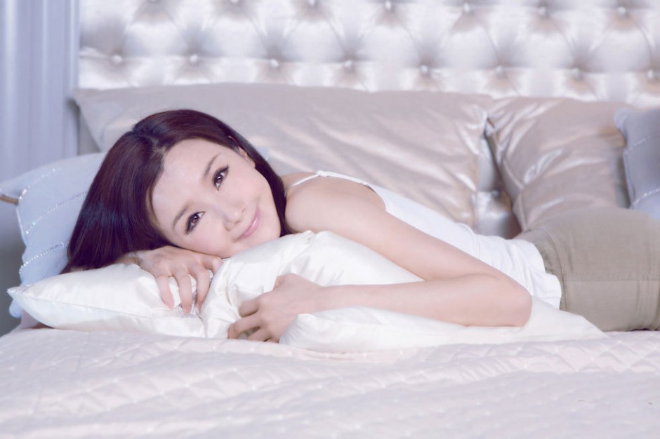 美女明星孙菲菲白色调简约写真