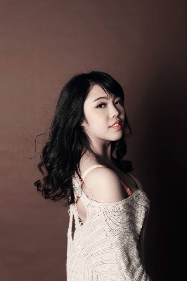 毛衣美女简约时尚单色调美拍图