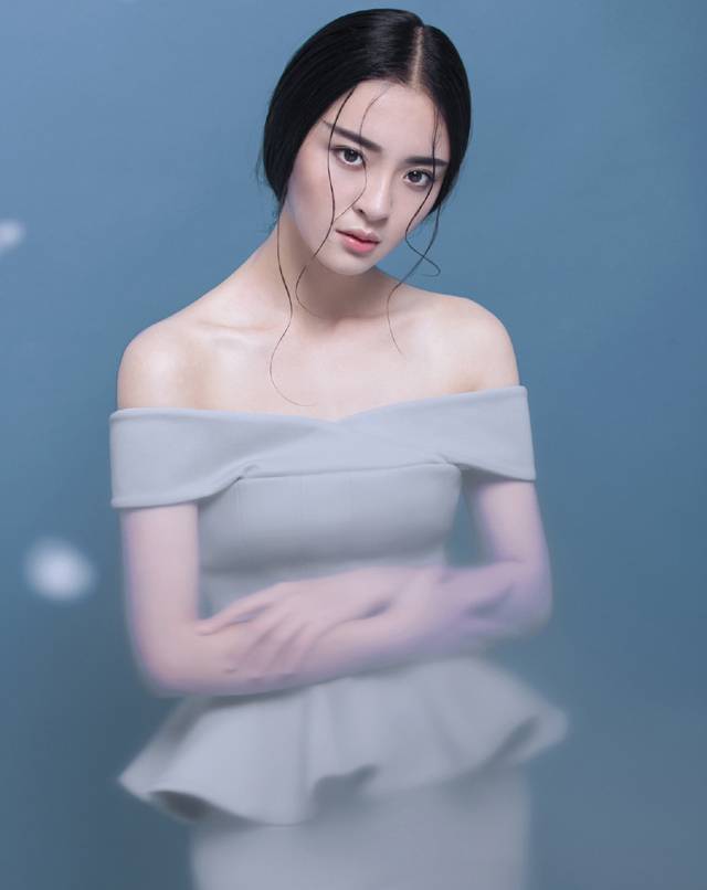 李莎�子微露性感锁骨迷人写真