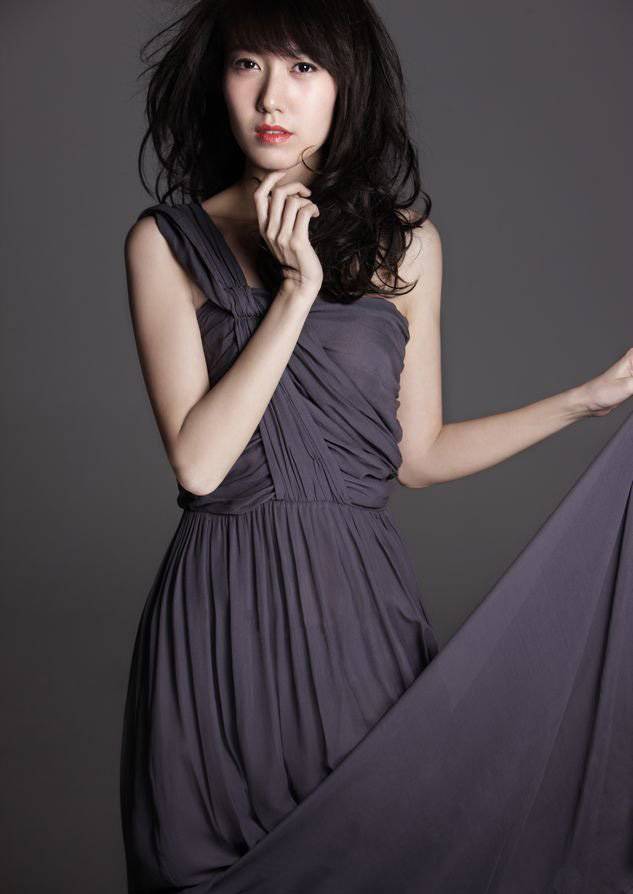 明星高露长裙写真卷发显成熟魅力