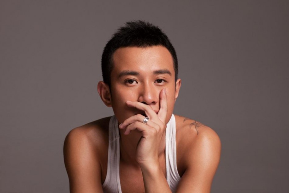 文章白色背心简约写真展男性魅力