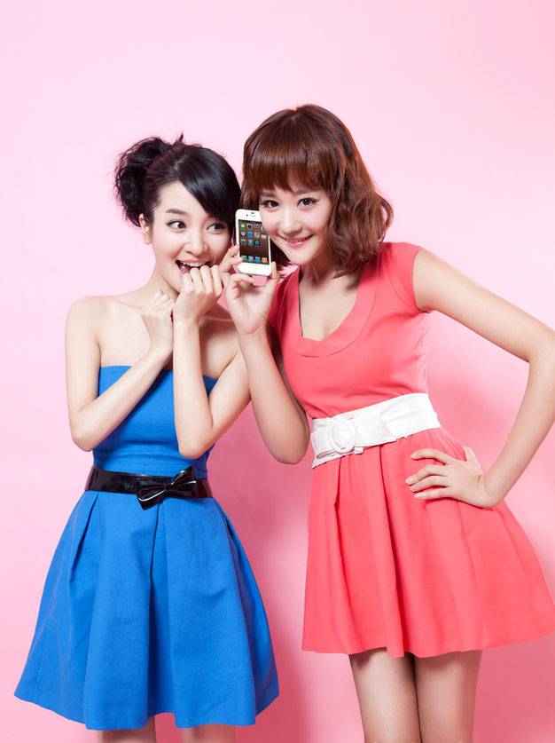 “小燕子”李晟时尚写真笑容甜美