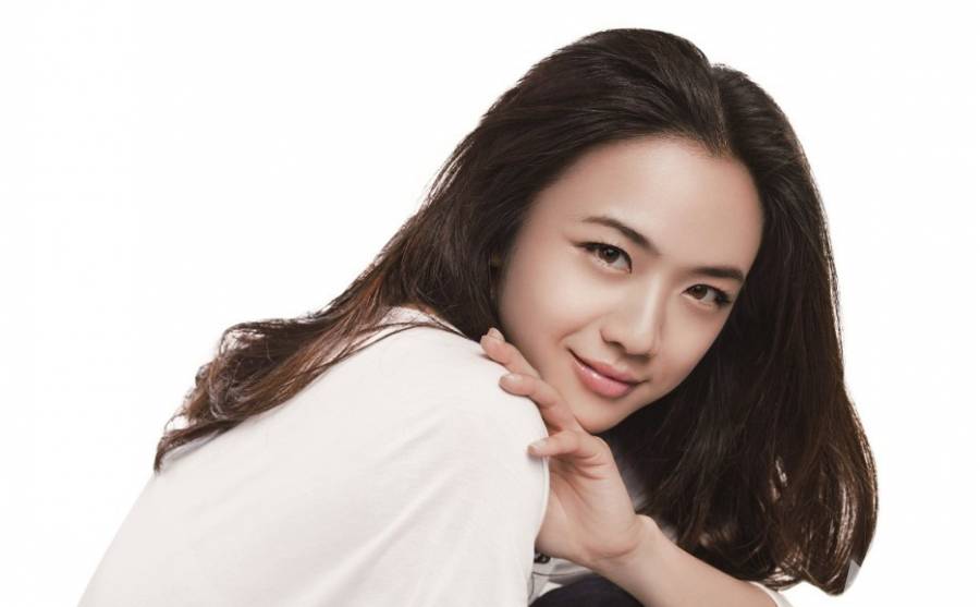 女神汤唯微露香肩性感妩媚组图