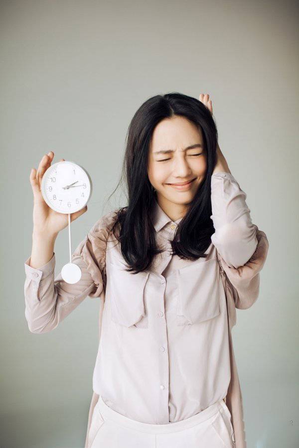 白百何封面写真显清新慵懒