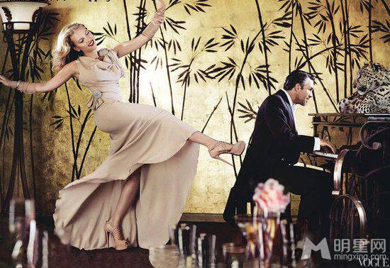 美国美女演员斯嘉丽・约翰逊媚眼红唇性感照