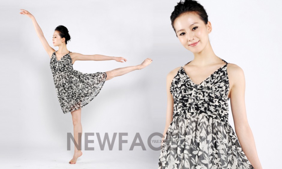 刘诗诗短裙秀长腿气质优雅照