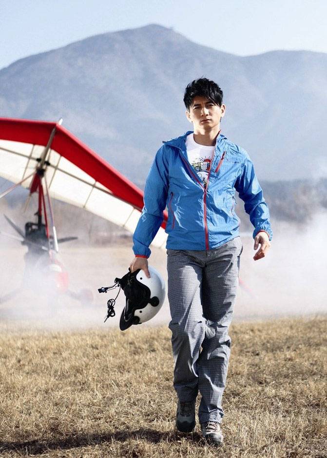 不老男神吴奇隆户外跳伞运动写真