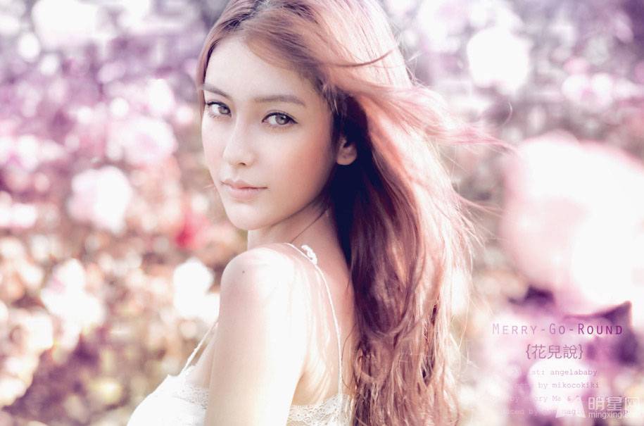 Angelababy粉色系甜美照变身美丽公主
