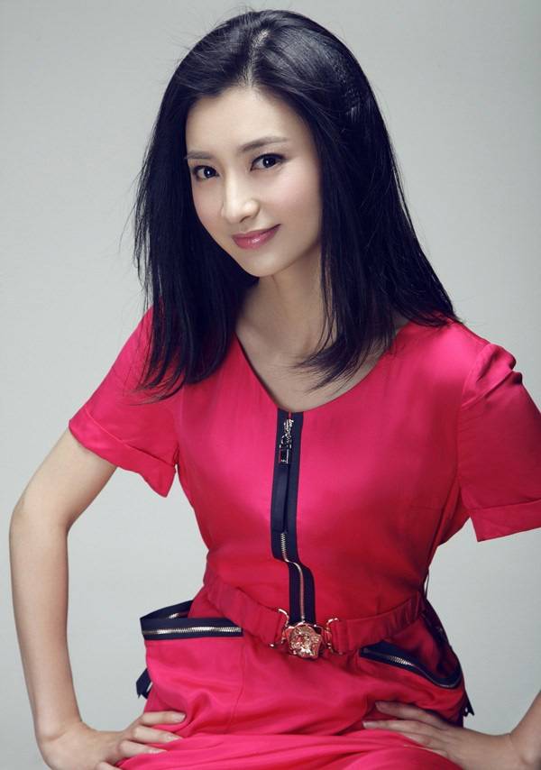斓曦粉裙装扮诠释优雅气质组图