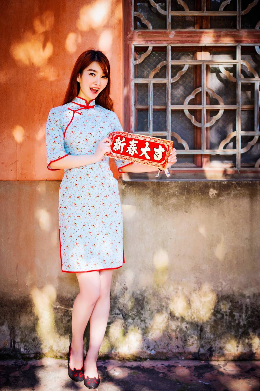 美女旗袍红裙贺新年