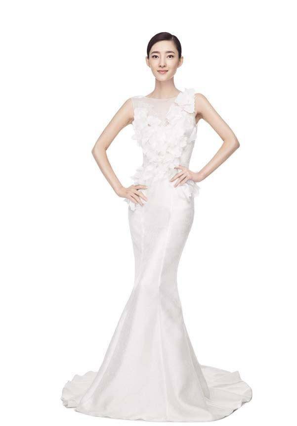 女星王丽坤衣裙花海显温婉娴静