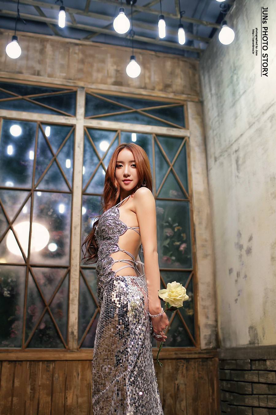 韩国魅力女模李妍允露背性感礼服写真