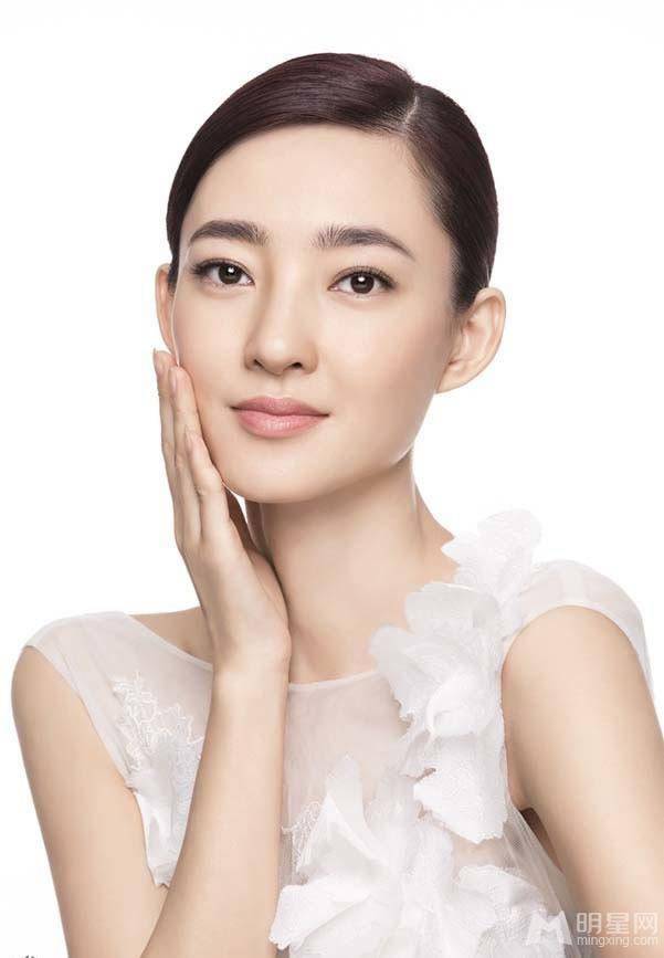 女星王丽坤衣裙花海显温婉娴静