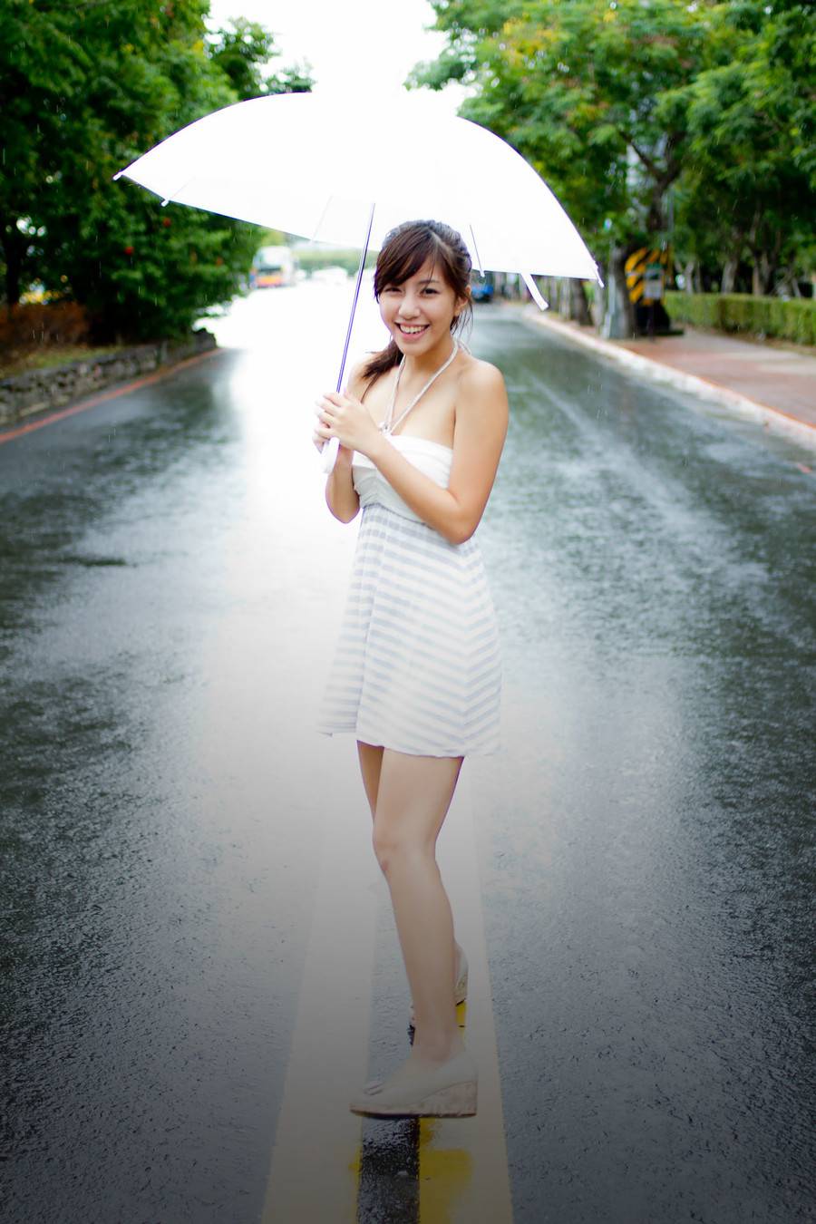 清纯美女辜莞云雨中漫步唯美图片