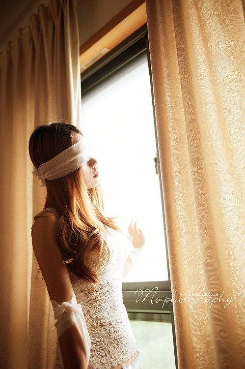 蒙眼白衣美女午后私房写真