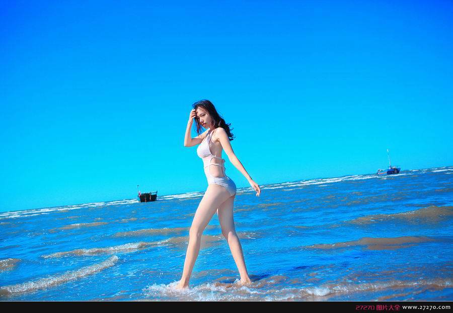 顶级嫩模船上性感比基尼写真