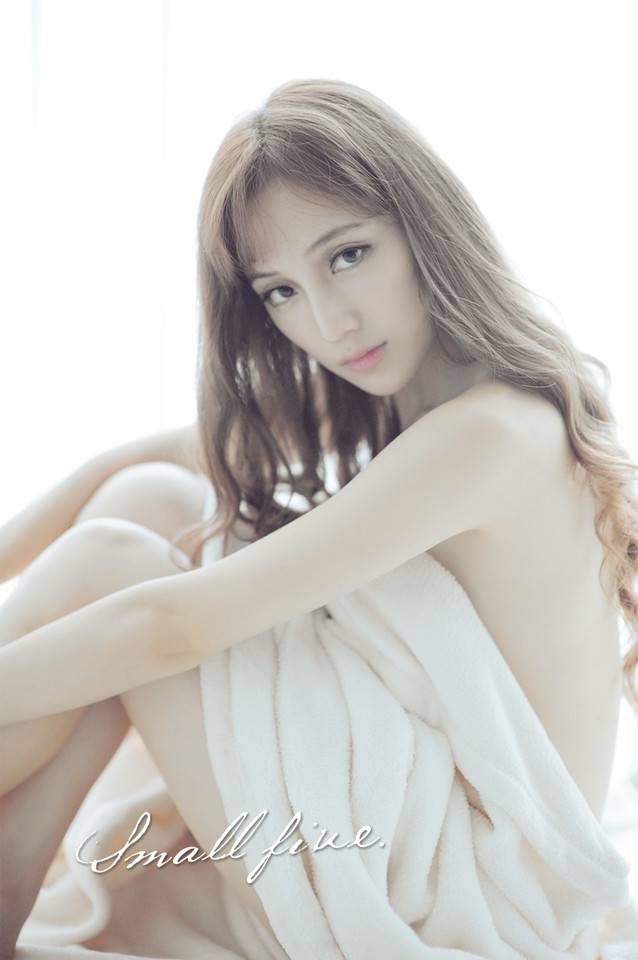 白皙迷人小美女清新私房系