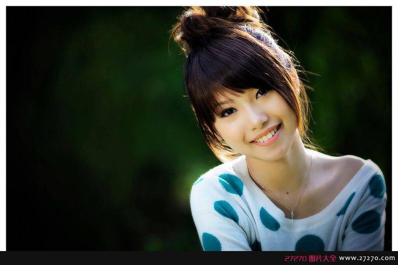 90后小明星户外性感迷人