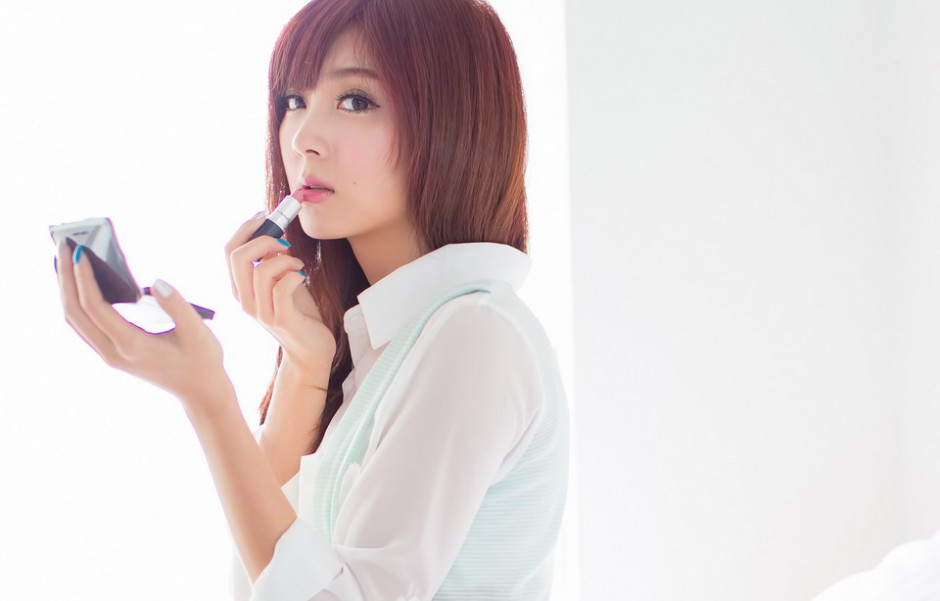 爱化妆的邻家美女居家写照